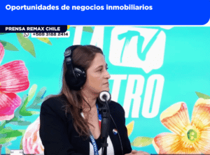 Agente inmobiliario profesional asesorando a compradores de vivienda en Santiago de Chile