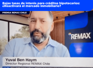 Compradores revisando opciones de crédito hipotecario y vivienda en Santiago de Chile