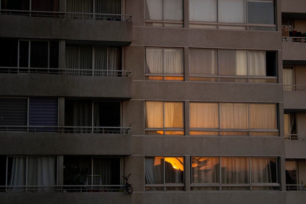 Edificio residencial moderno en Santiago de Chile construido bajo criterios de seguridad sísmica
