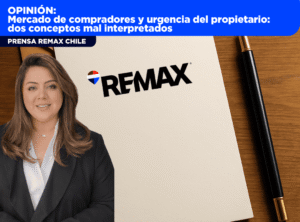 Propietario conversando con agente inmobiliaria sobre venta de departamento en Santiago