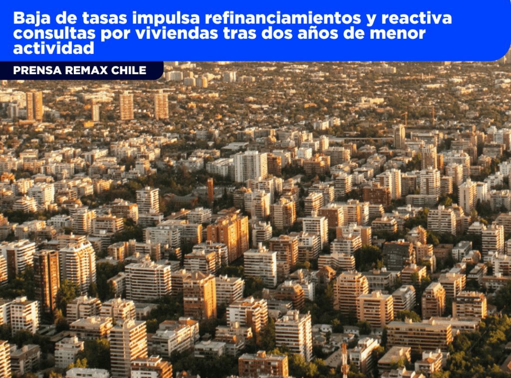 Compradores revisando crédito hipotecario para vivienda en Santiago de Chile