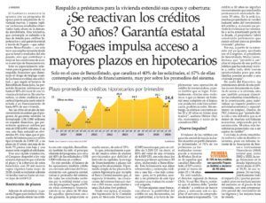 Compradores revisando un crédito hipotecario para vivienda nueva en Santiago de Chile