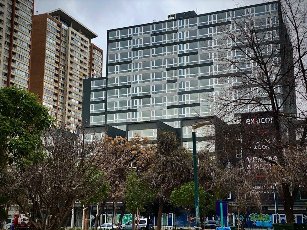 Edificio de departamentos en construcción en Santiago de Chile ante cambios a la OGUC