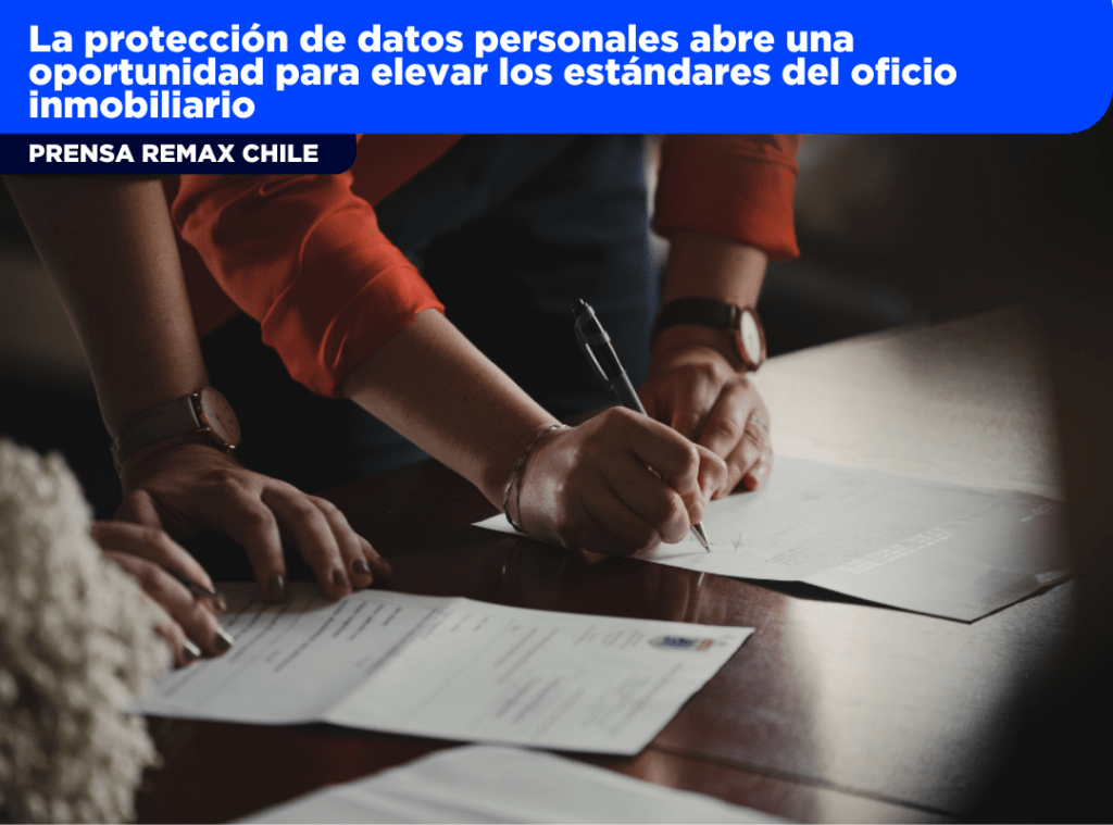 Agente inmobiliario revisando documentos de clientes bajo la Ley 21.719 en Chile