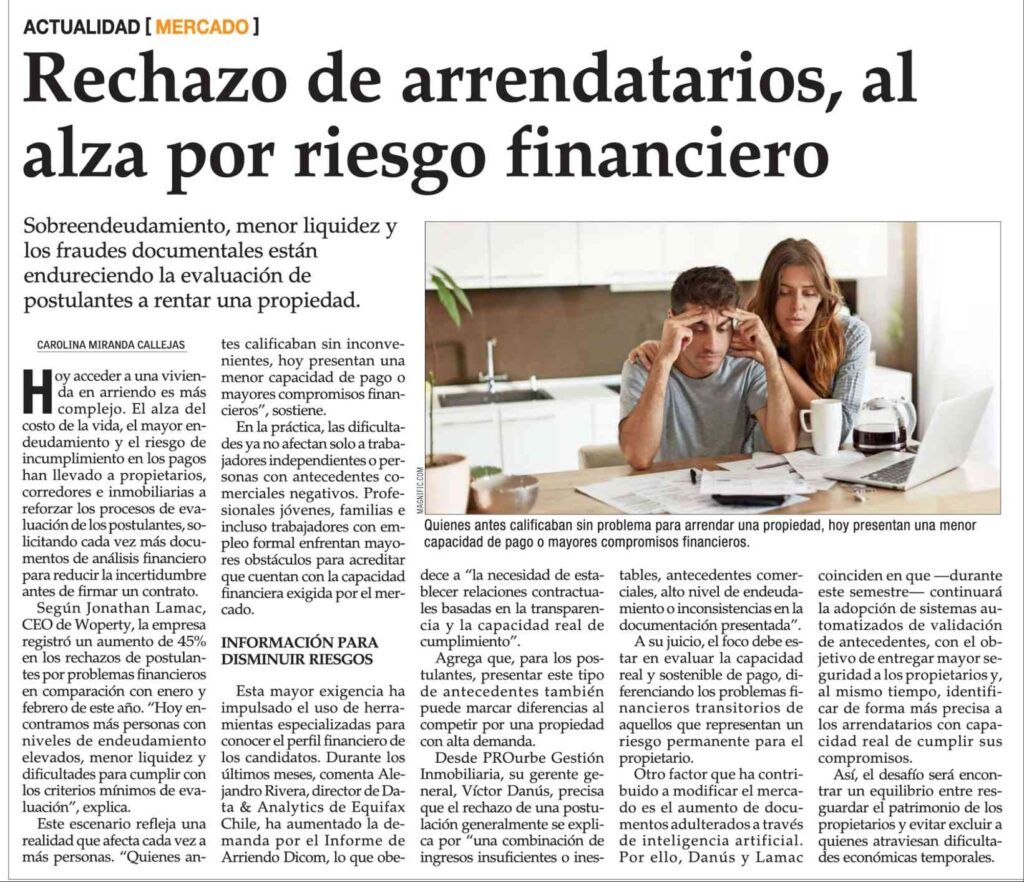 Pareja revisando documentos financieros para postular a un arriendo en Chile