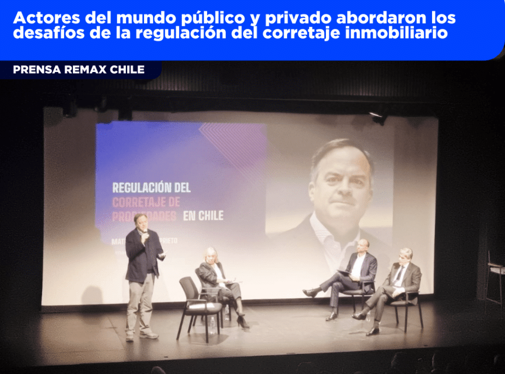 Corredor de propiedades revisando contrato de venta inmobiliaria en Santiago de Chile