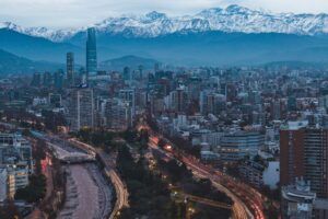 Comprador revisando opciones de crédito hipotecario para vivienda en Santiago de Chile