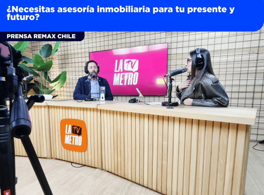 Agente inmobiliario asesorando a un cliente en una oficina moderna en Santiago de Chile