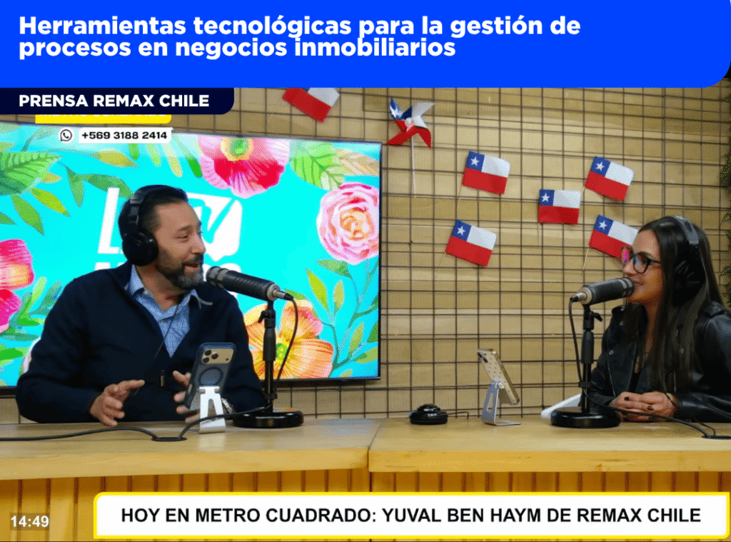 Agente inmobiliario usando tecnología para gestionar clientes y propiedades en Santiago de Chile
