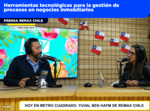 Agente inmobiliario usando tecnología para gestionar clientes y propiedades en Santiago de Chile