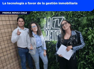 Agente inmobiliario usando tecnología y CRM para gestionar clientes en Santiago de Chile