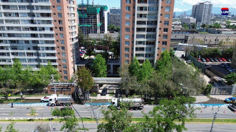 Edificio residencial en Ñuñoa con acceso a estacionamientos subterráneos durante lluvia intensa