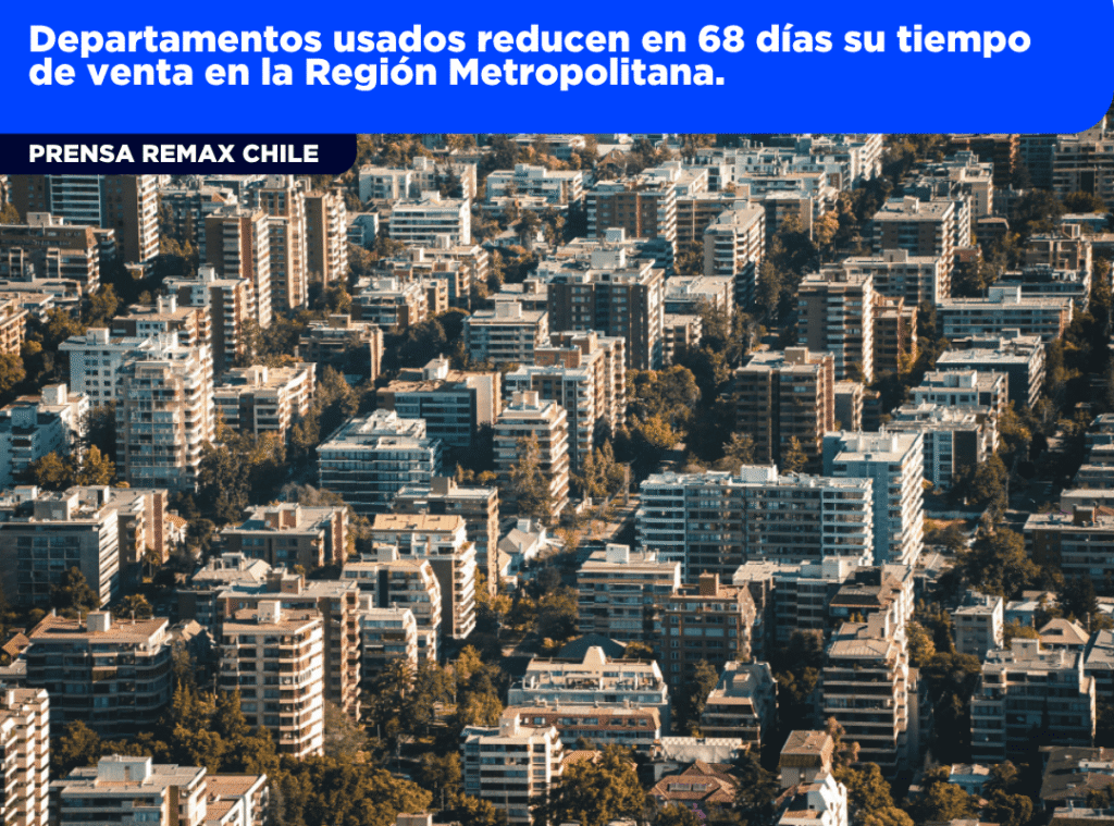 Agente inmobiliario mostrando un departamento usado en venta en Santiago de Chile