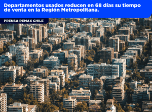 Agente inmobiliario mostrando un departamento usado en venta en Santiago de Chile