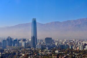 Edificio residencial en construcción en Santiago de Chile con trámites de Dirección de Obras Municipales
