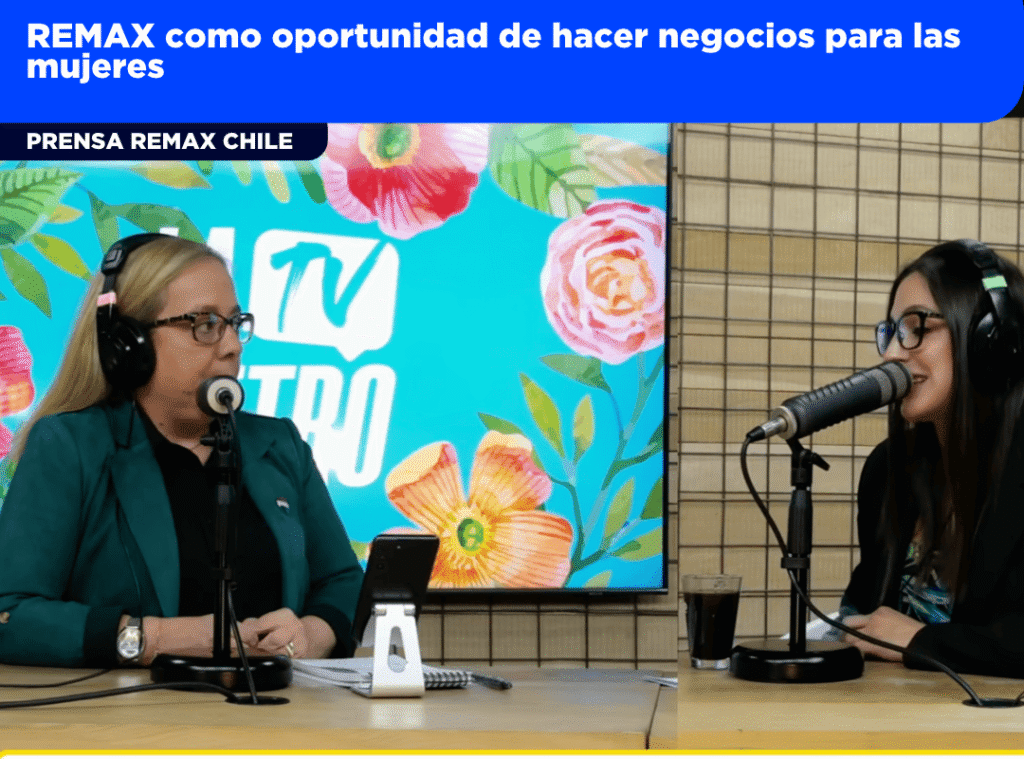 Mujer agente inmobiliaria conversando con clientes en una oficina moderna en Chile