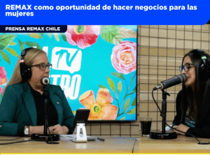 Mujer agente inmobiliaria conversando con clientes en una oficina moderna en Chile